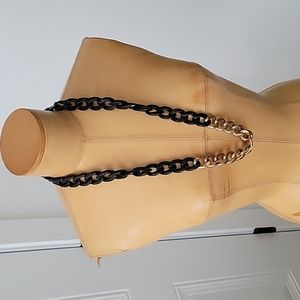 Gold and black mixed material necklace